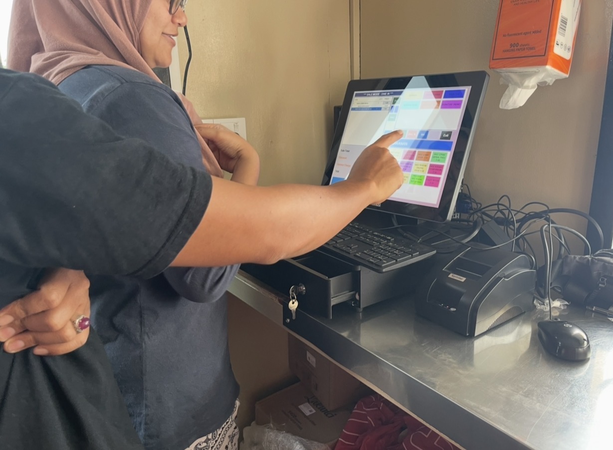 Latihan penggunaan skrin sentuh POS di kaunter