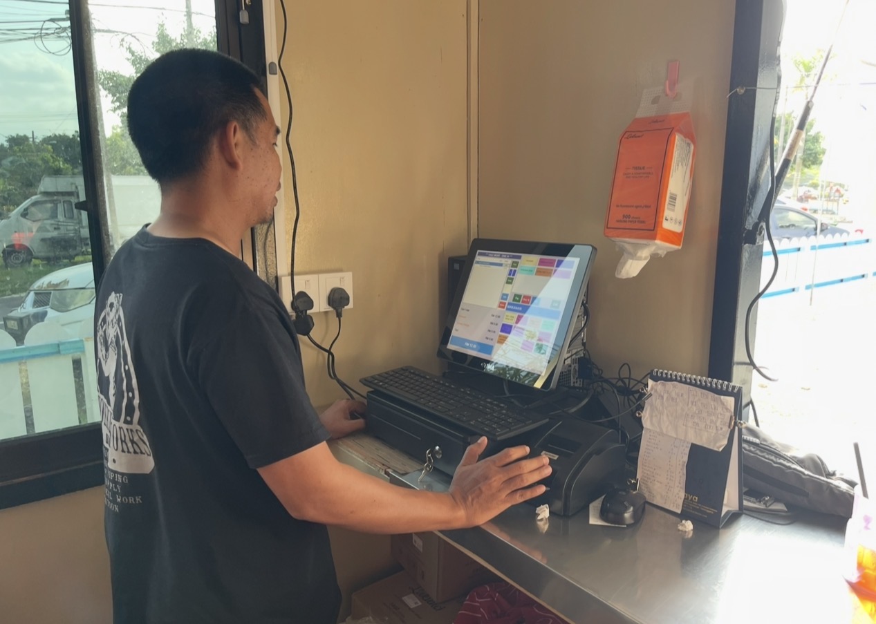Penggunaan sistem POS dengan laptop dan peralatan kaunter