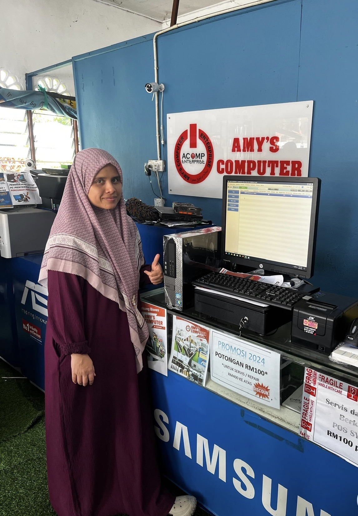 Pelanggan bersama set komputer POS di AMY Computer