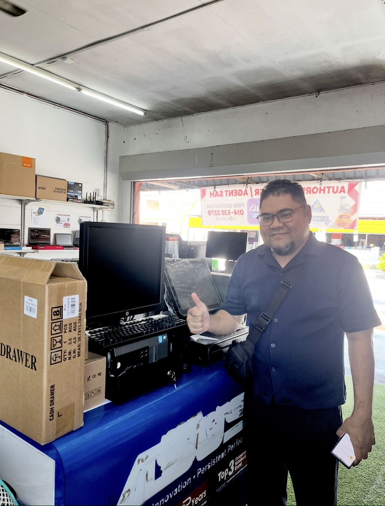 Pelanggan bersama peralatan komputer di kedai