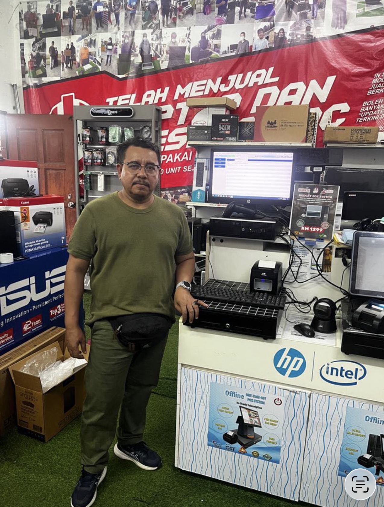 Pelanggan bersama set POS di kaunter AMY Computer