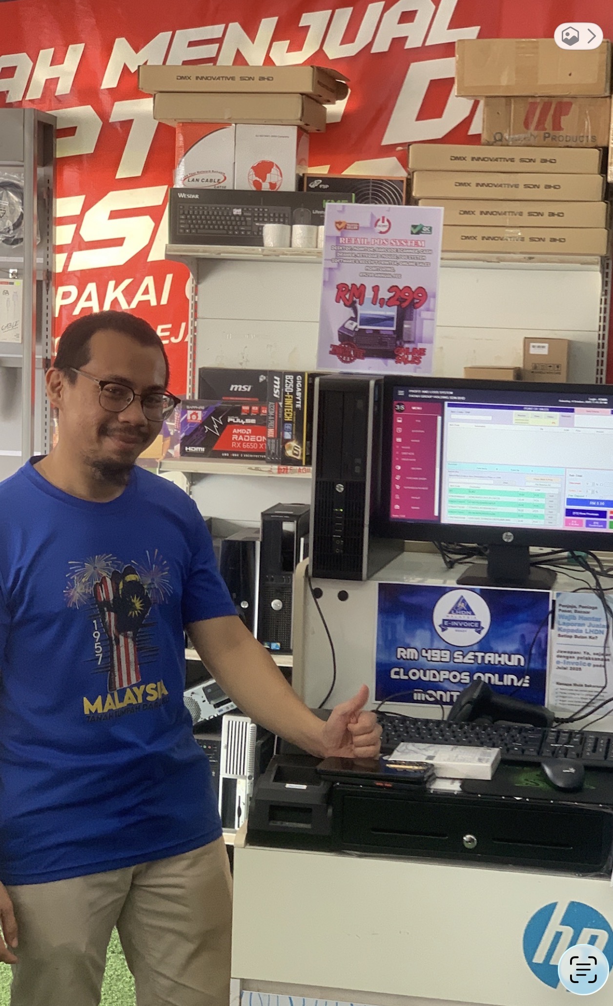 Pelanggan bersama komputer dan peralatan POS