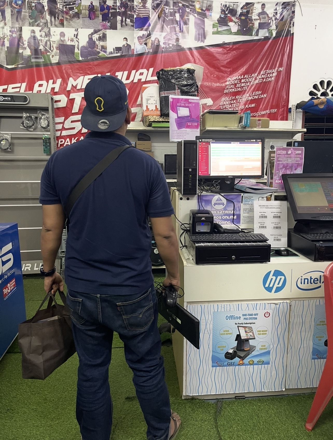 Pelanggan melihat set POS di kaunter AMY Computer